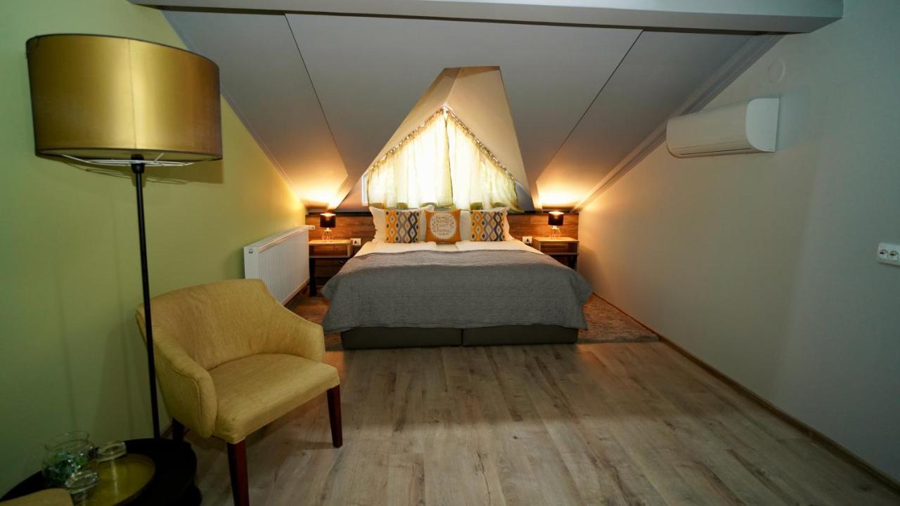Corvin House Hotel Hunedoara Exterior photo